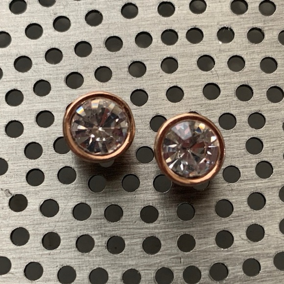 1724 Elegant Gold Tone Crystal Stud Earrings - Picture 1 of 3